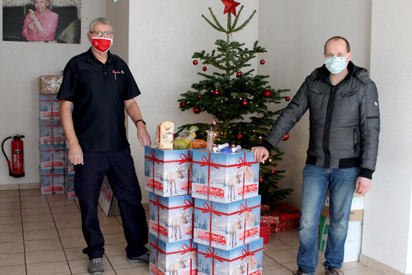 Anlieferung der Pakete, diese wurden vor den Weihnachtsbaum der Johanniter-Regionalgeschäftsstelle Südniedersachsen in Hildesheim gestellt. 