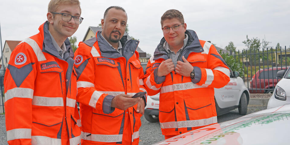 Sanitäter der Johanniter bereiten sich auf einen nächtlichen Bereitschaftsdienst-Einsatz vor