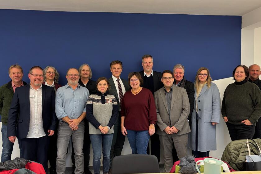 Die Teilnehmenden am Ortstermin, darunter in der Mitte Dirk Gärtner (LaFuZ), Catharina Nies und Eka von Kalben, vorne links Patrick Molzow (Johanniter)