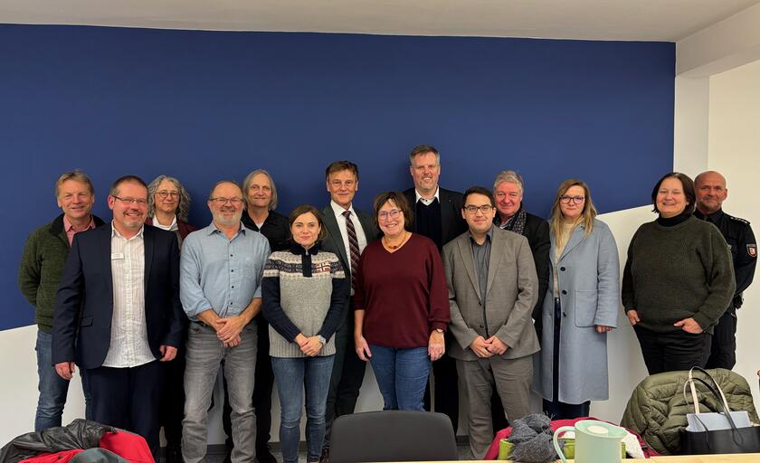 Die Teilnehmenden am Ortstermin, darunter in der Mitte Dirk Gärtner (LaFuZ), Catharina Nies und Eka von Kalben, vorne links Patrick Molzow (Johanniter)