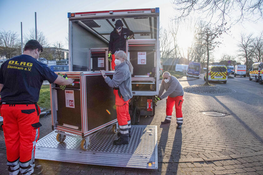 Aufbau einer Notunterkunft in Ahrensburg