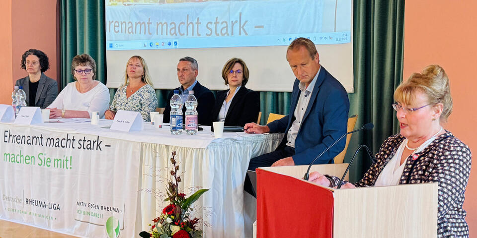 Podiumsdiskussion zur Versorgungslage erkrankter Menschen im Land Brandenburg mit Vertretern der gesetzlichen Krankenkassen, Rheuma-Liga, Bürgermeister, niedergelassenen und Krankenhausärztin.