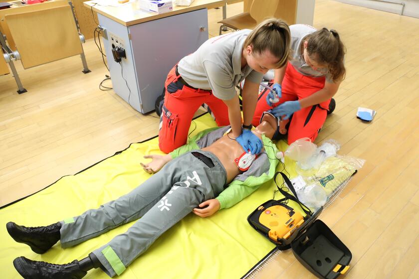 Notfallsanitäterinnen trainieren an Puppe