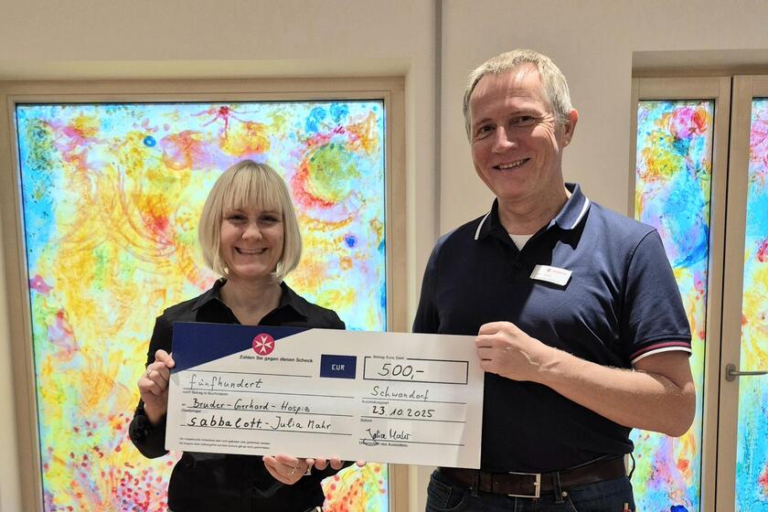 Spendenscheck wird übergeben