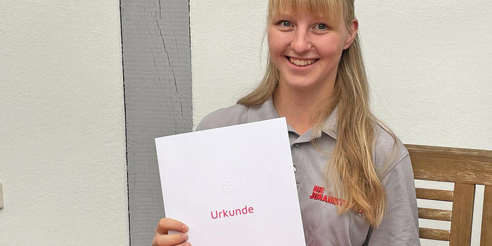 Eine Frau mit einer Urkunde