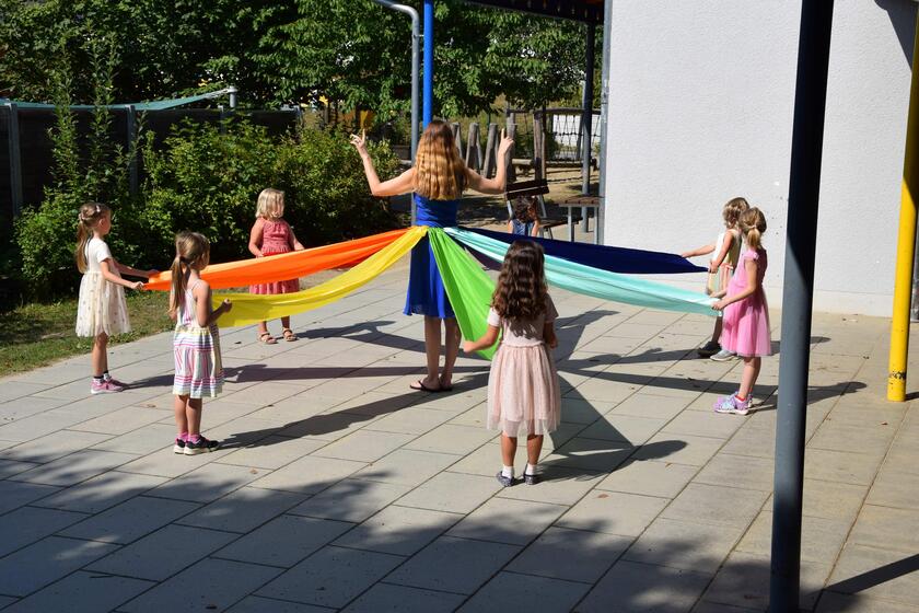 Die Kinder beim Halten der Fahne