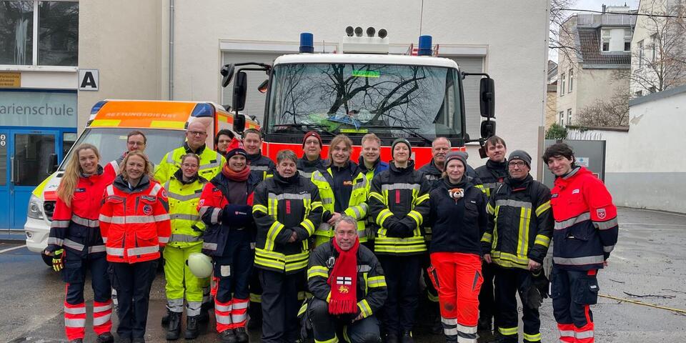 Einsatzkräfte der Feuerwehr, Malteser, ASB und Johanniter