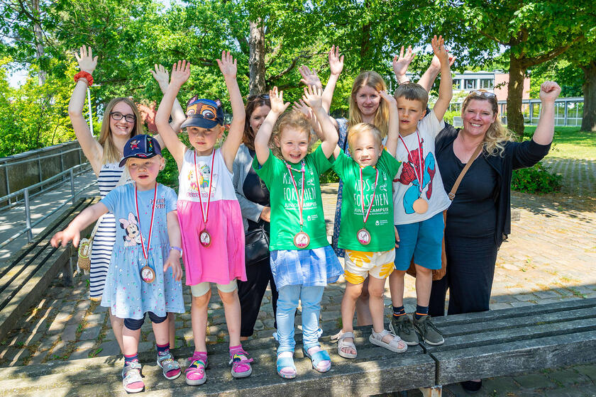 Die Kinder der Regenbogen- und Spatzengruppe nahmen mit ihren Exponaten am Wettbewerb der TH Lübeck teil. Sie freuten sich über den dritten Platz, Medaillen und T-Shirts.