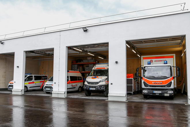 Johanniter-Fahrzeuge in moderner Garage bereit für den Einsatz