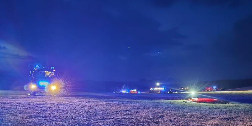 Einsatzfahrzeuge mit Blaulicht in der Nacht beim Einsatz