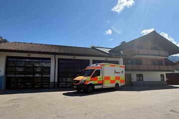 Die Rettungswache Bad Hindelang ist zu sehen. Davor steht ein Rettungswagen.