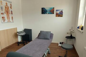 Blick in den Therapieraum mit einer Behandlungsliege