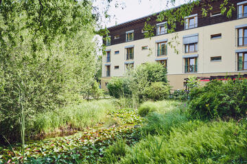 Seitenansicht aus dem Naturgarten das Johanniter-Haus Köln Porz.