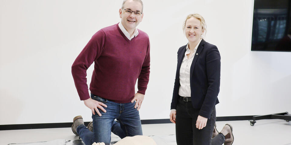 Das Bild zeigt Verena Dienst und Bürgermeister Stefan Rosemann bei einer Herz-Lungen-Wiederbelebung.