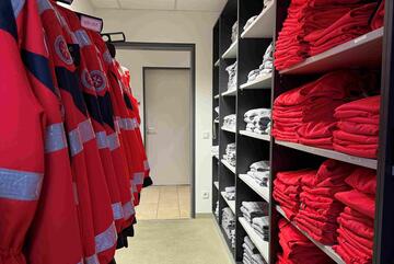 Kleiderkammer der Johanniter-Rettungswache Augsburg