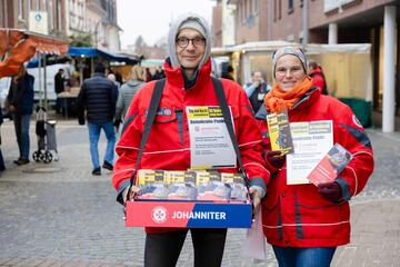 Betreuungsverein ist beim Tag der Demokratie in Lauenburg mit dem Bauchladen unterwegs und spricht mit Bürgerinnen und Bürgern über selbstbestimmte Vorsorge als Teil der Demokratie.