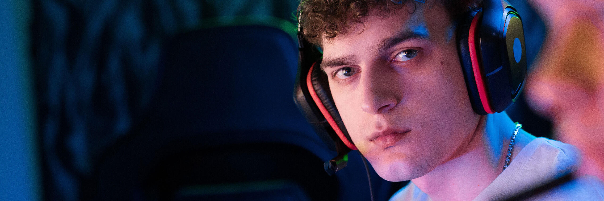 Ein junger Mann mit Headset schaut in die Kamera.