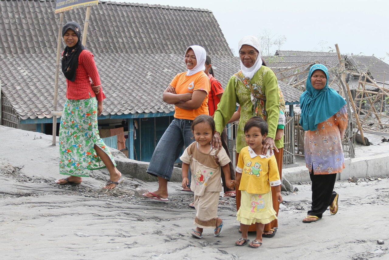 Frauen und Kinder auf einer Straße in Indonesien