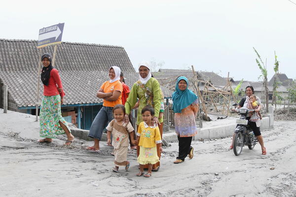 Frauen und Kinder auf einer Straße in Indonesien