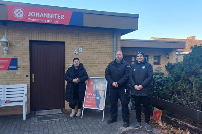 Drei Leute aus dem Einsatzdienst vor der Johanniter Dienststelle in Itzehoe