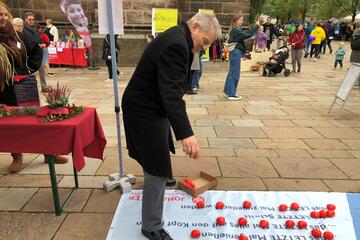 Männliche Person (OB Thomas Spies) am Mitmachstand der Johanniter