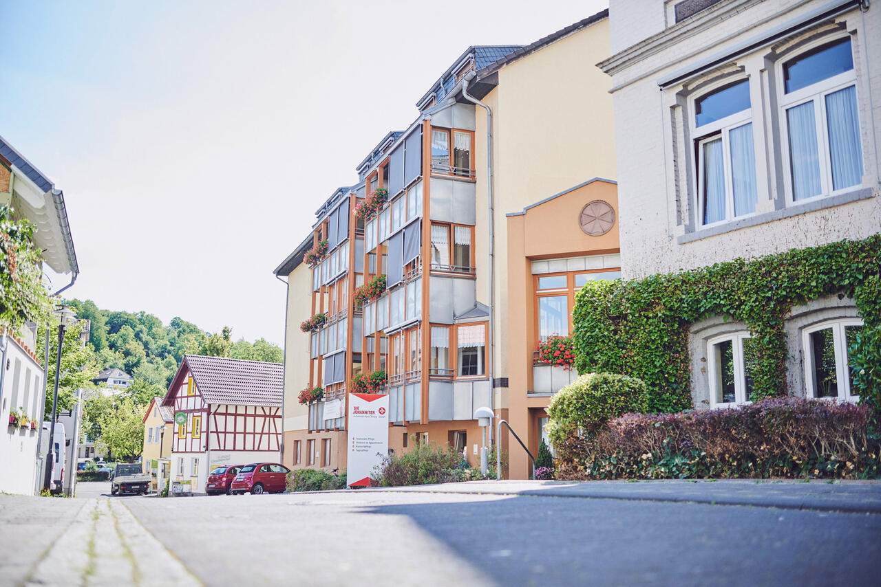 Vorderansicht des mehrgeschossigen hellen Johanniterhaus Sinzig