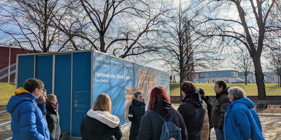 EIne Gruppe vor dem Informationszentrum am Hannoverschen Bahnhof