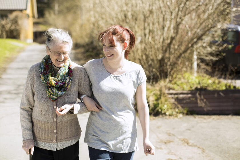 Seniorin und junge Frau beim Spaziergang in der Sonne Bewegung an der frischen Luft tut gut!