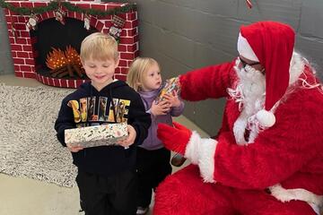 Weihnachtsmann mit Kindern