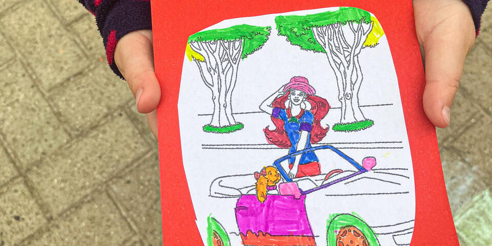 Ein Bild mit einem gemalten Ferrari und rotem Hintergrund