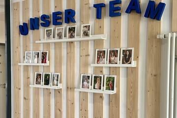 Eingangsbereich mit Teamfotos