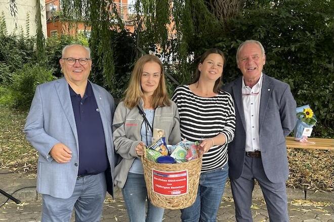 Thomas Silbermann und Bernd Stühmann überreichen einen Präsentkorb Jessica Neu und Lena Finch.