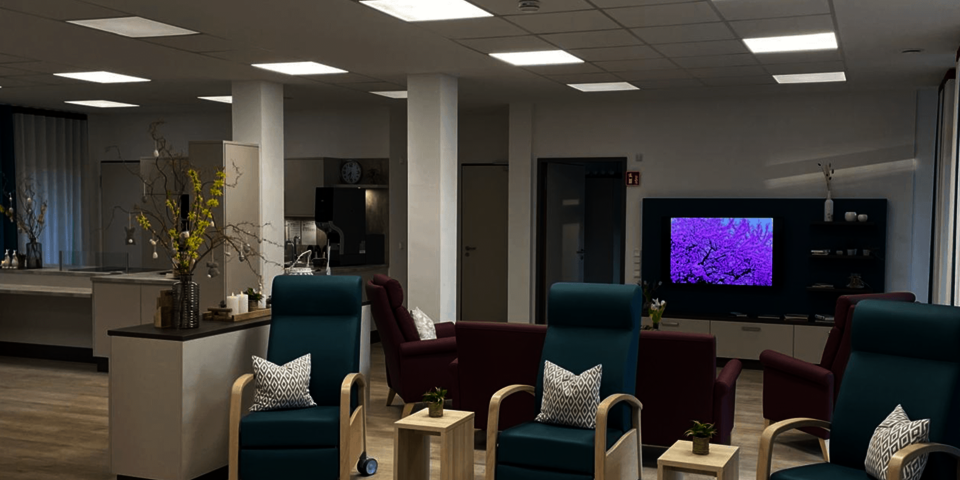 Blick in einen hellen Raum mit mehreren seniorengerechten Sesseln