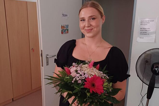Frau Esen mit Blumenstrauß