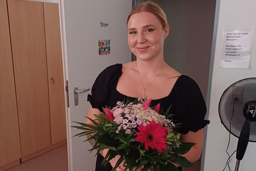 Frau Esen mit Blumenstrauß