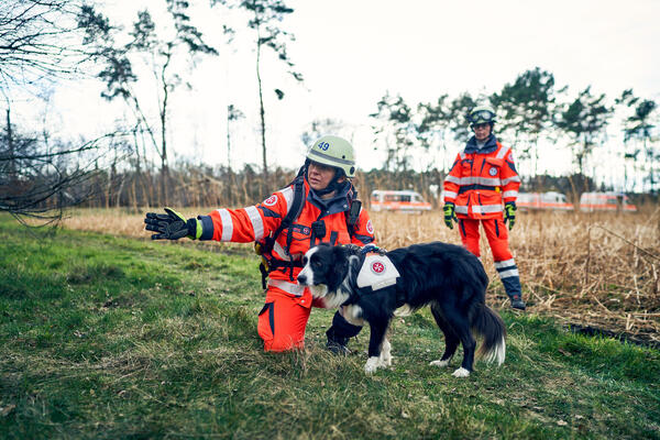 Die Rettungshundestaffel bei einer Übung.