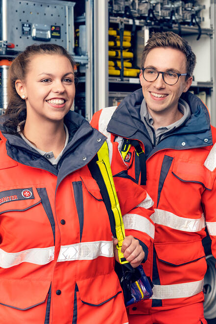 Zwei Einsatzkräfte der Johanniter auf dem Weg zu einem Einsatz