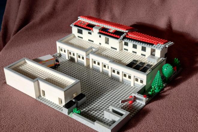 Modell des neuen Johanniter-Zentrums gebaut aus Lego-Steinen.