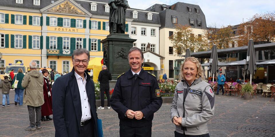Verena Dienst gemeinsam mit Vertretern der Veranstaltung auf dem Bonner Münsterplatz.
