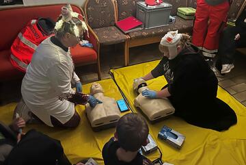 An Halloween wurde die Johanniter-Dienststelle in Türkheim wieder zu einem kleinen Spukhaus. Kinder, Jugendliche und Erwachsene konnten an verschiedenen Spielstationen wie Mumienwickeln, Heißen Draht, Dosenwerfen und „Frankensteins Reanimation“ mitmachen. Mit gruseliger Deko, Musik und Snacks entstand eine fröhliche Halloween-Stimmung, die viele Besucherinnen und Besucher begeisterte.