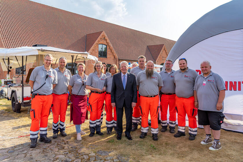 Die Logistikgruppe Lübeck ist normalerweise bei Feuerwehreinsätzen und im Katastrophenschutz unterwegs. Auf der Hasselburg kochten sie für die Gäste und freuten sich über ein gemeinsames Foto mit Bundespräsident a.D. Joachim Gauck.