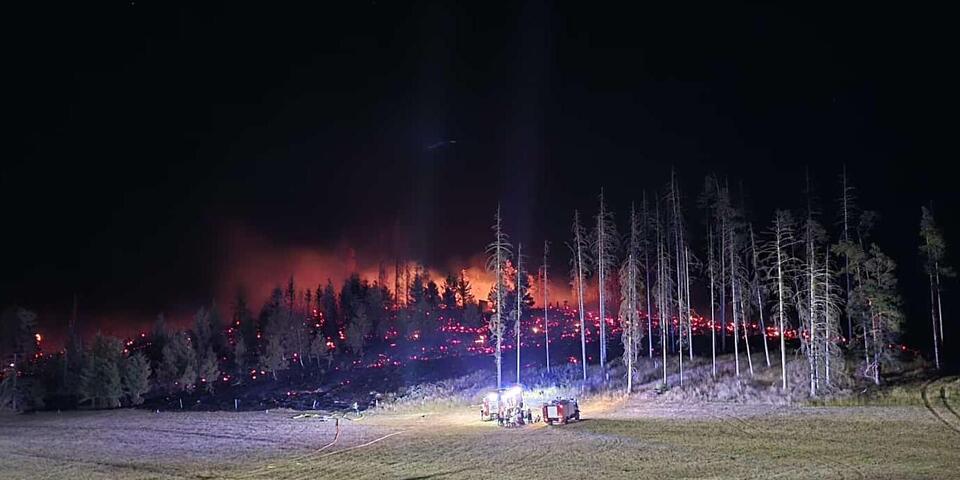 Auch in der Nacht kämpfen die Einsatzkräfte gegen die lodernden Flammen.