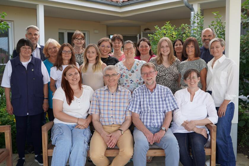 Gruppenfoto mit dem Team des Johannes-Hospizes sowie den Seelsorgern Bernhard Götz und Klaus Göldner