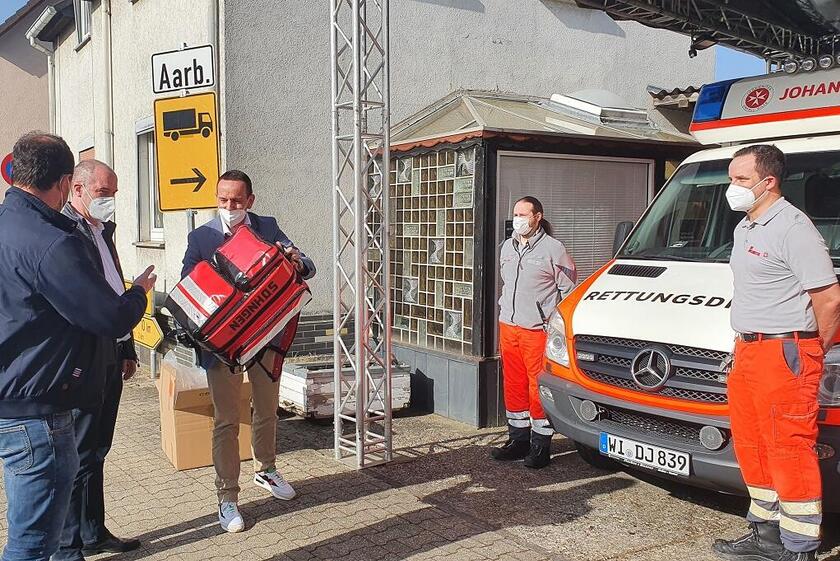 Übergabe eines gespendeten Rettungsrucksacks