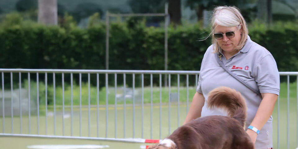 Eine Johanniterin mit einem Hund