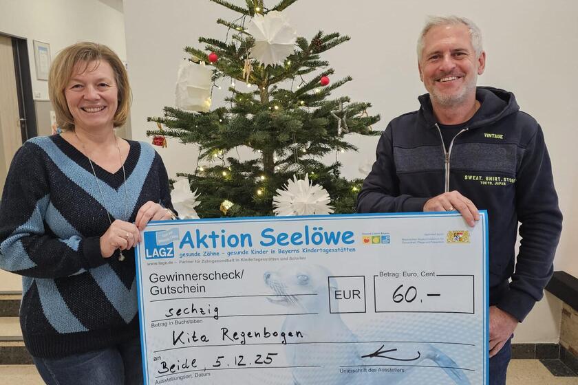 Einrichtungsleitung Tanja Ruckdäschel und Herr Dr. Frank Kiener mit dem Spendenscheck.