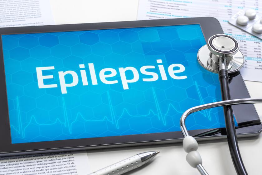 Tablet mit dem Schriftzug Epilepsie auf dem Screen. Darauf liegt ein Stethoskop und ein Tablettenblister.