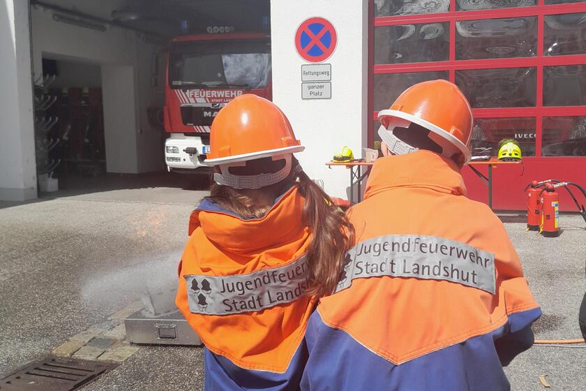 Kind bestaunt Feuerwehrauto 