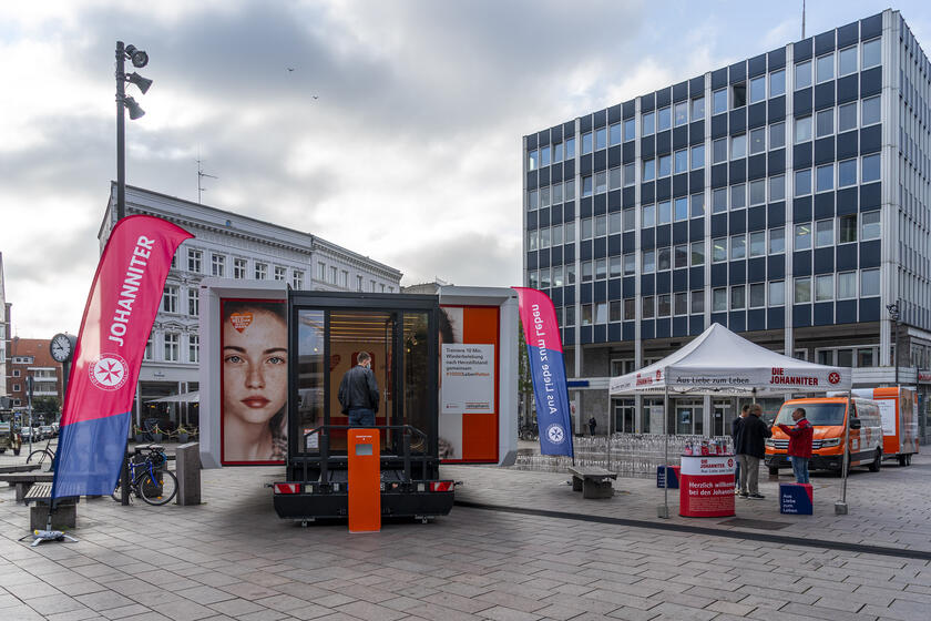 Am Klingenberg warten ein großer Truck und ein Infostand der Johanniter auf Gäste, die im Rahmen der Initiative #10000LebenRetten die Wiederbelebung üben können.