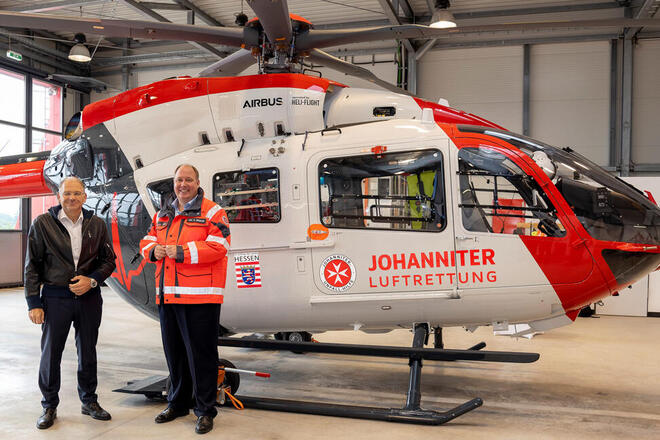 Kanzleramtsminister Dr. med. Helge Braun und Landesvorstand Oliver Meermann beim Besuch der Johanniter-Luftrettung